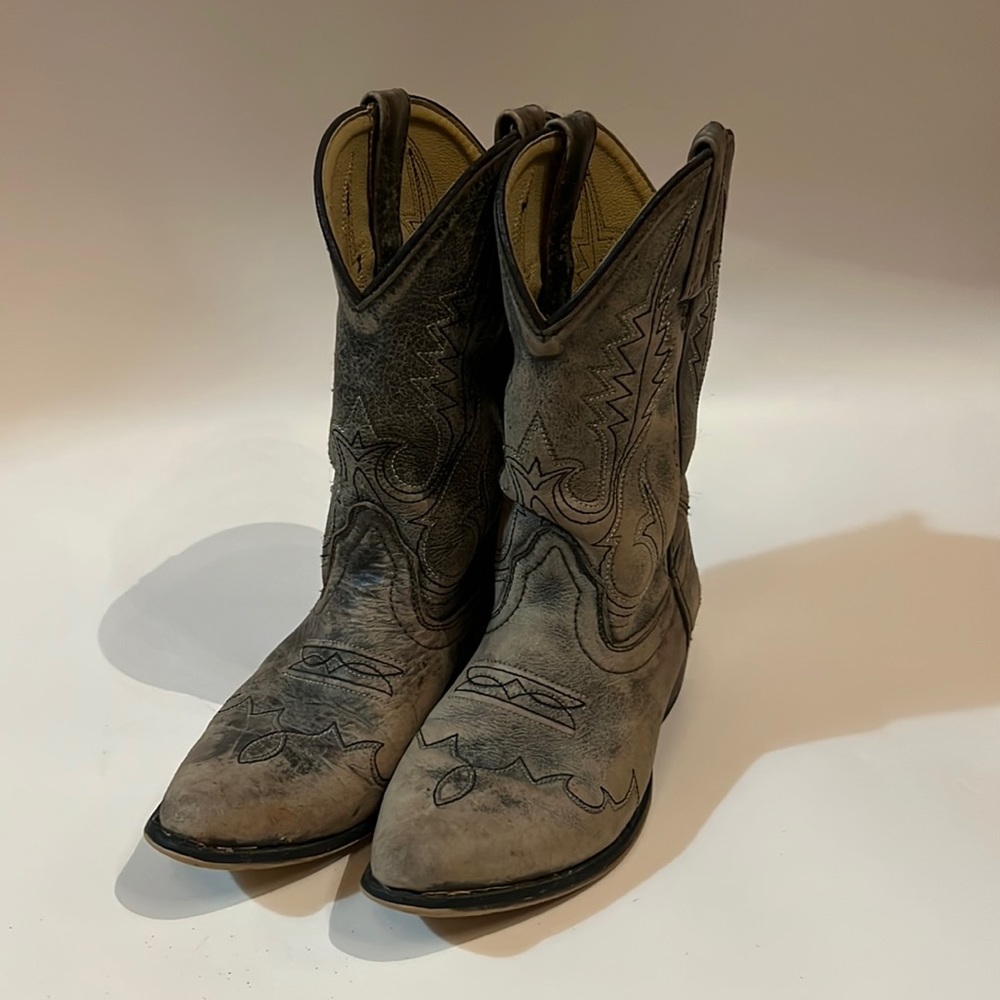 Smoky Mountain Cowgirl Boots. They are size 2 in girls & have a washed out look.